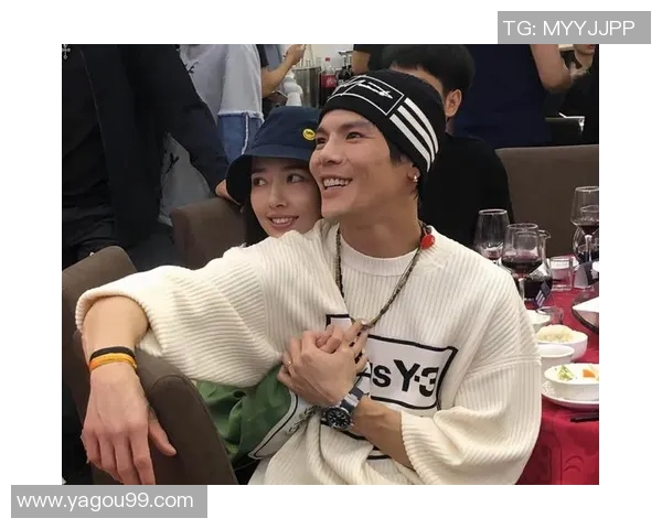 足球明星与妻子甜蜜互动视频展现幸福生活瞬间引发粉丝热议